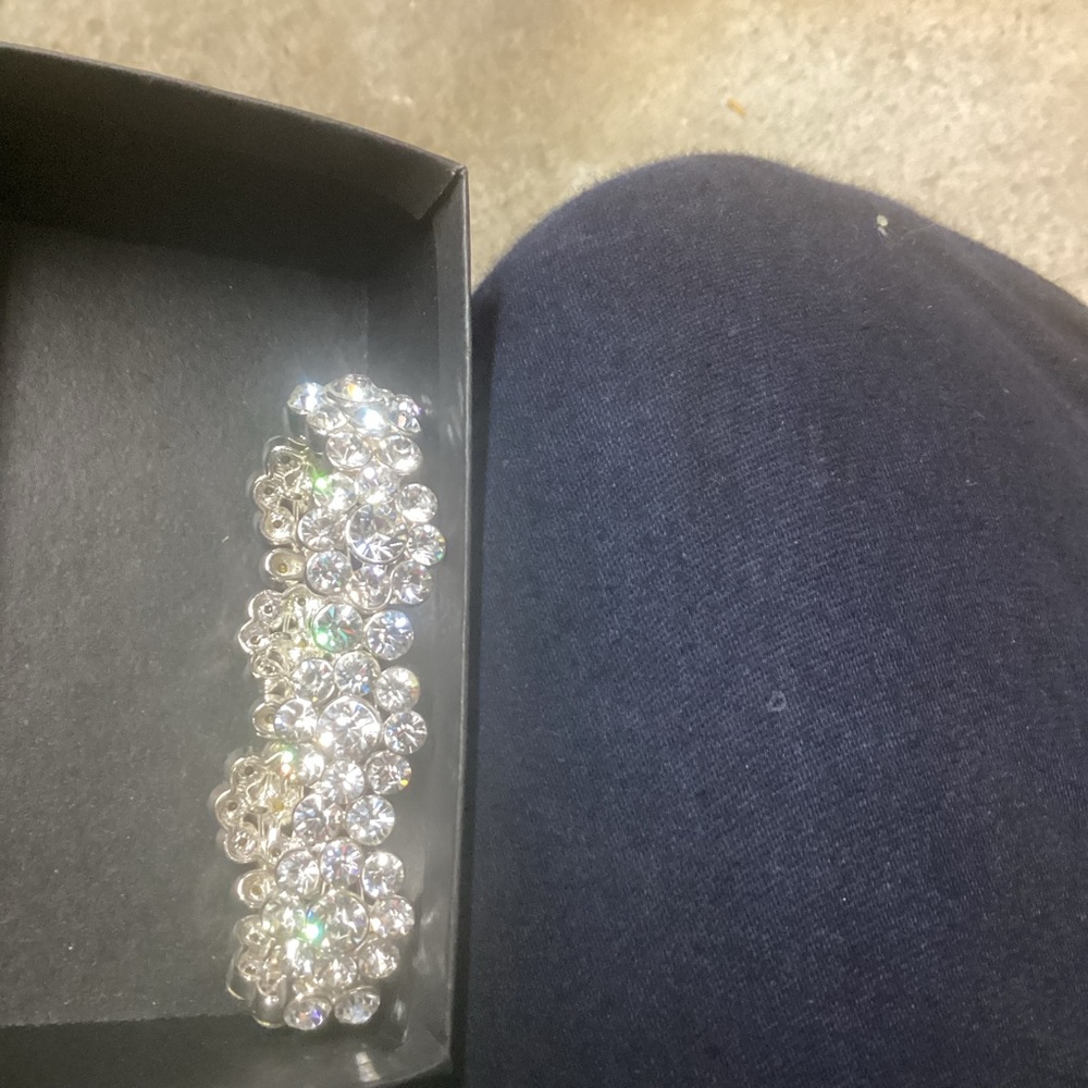 Beautiful crystal flower bracelet, picture does in no justice, very sparkly!